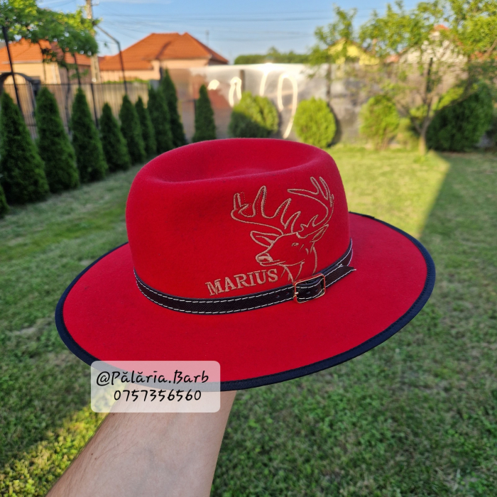 Pălărie roșie cu cerb și nume [3]