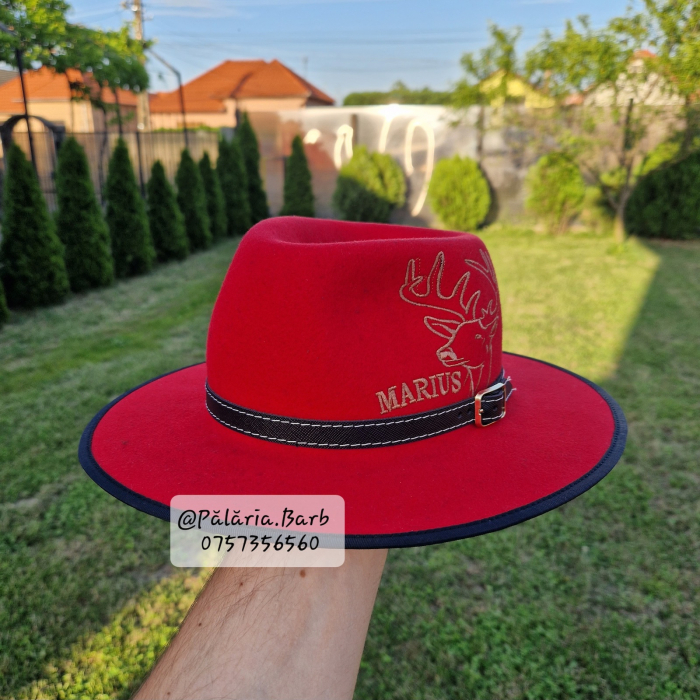 Pălărie roșie cu cerb și nume [2]