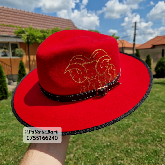 Pălărie roșie cu berbec pictat [3]