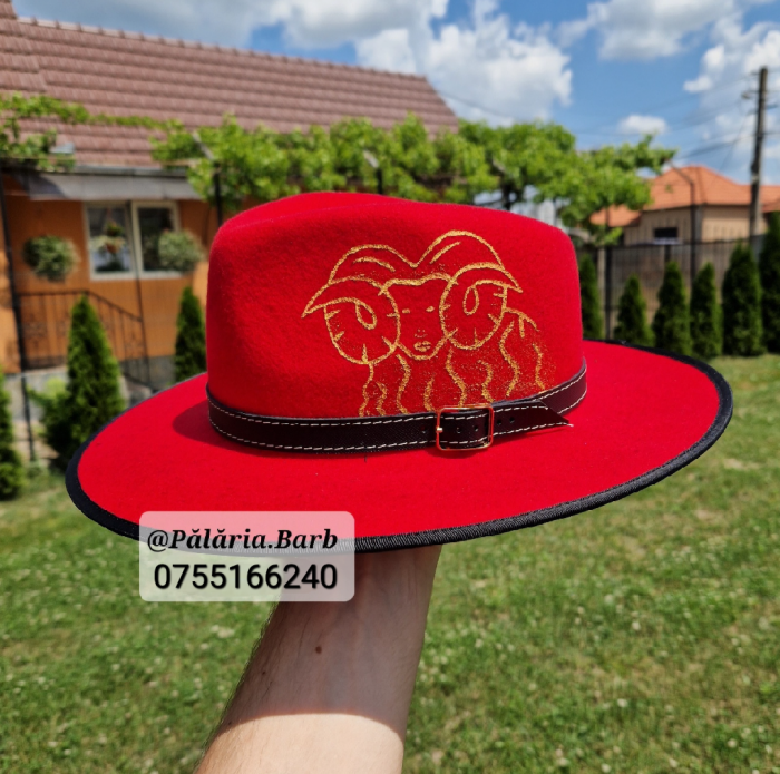 Pălărie roșie cu berbec pictat [1]