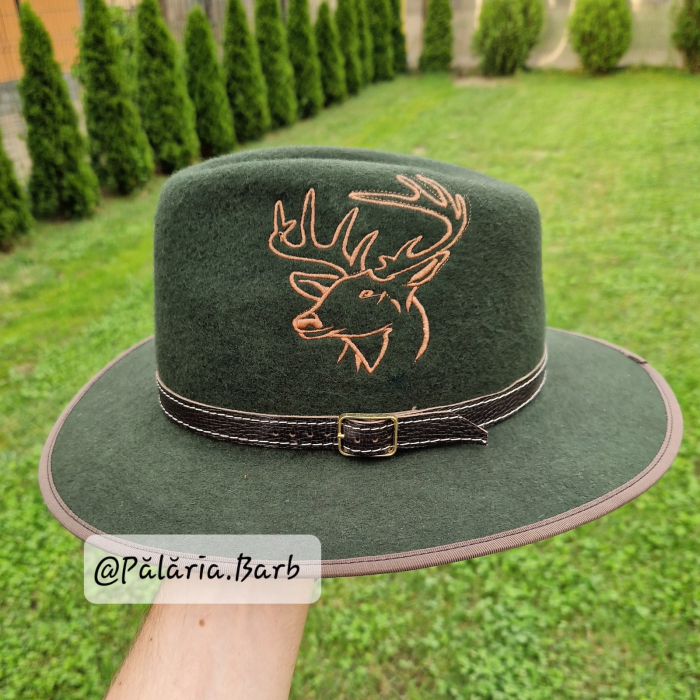 Pălărie verde cu cerb cusut [1]