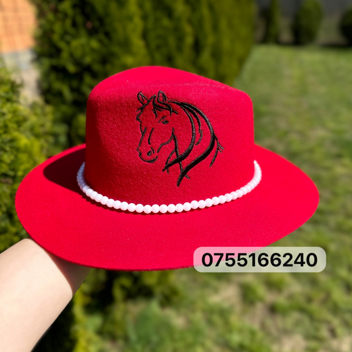 Pălărie roșie cu un cal cusut [1]