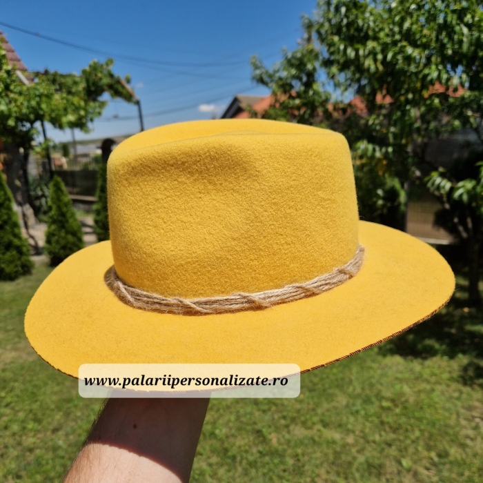 Pălărie galbenă pirogravată cu model floral [3]