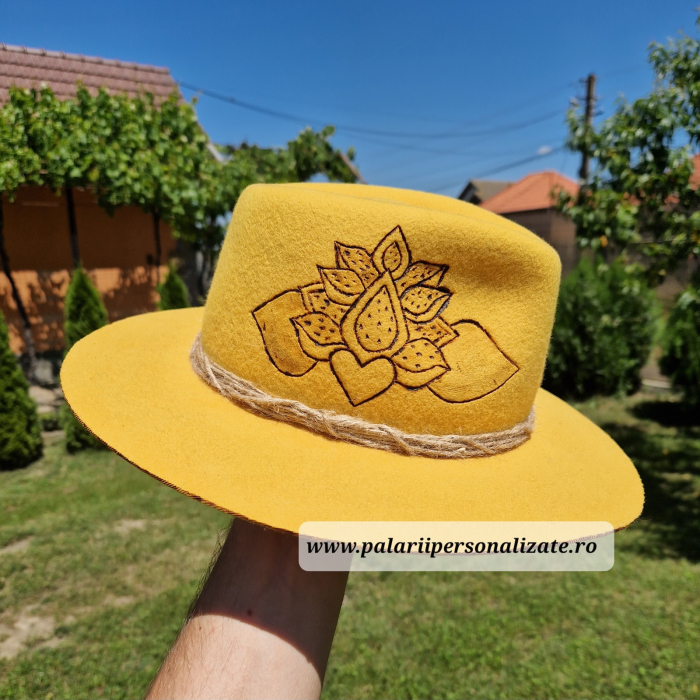 Pălărie galbenă pirogravată cu model floral [1]