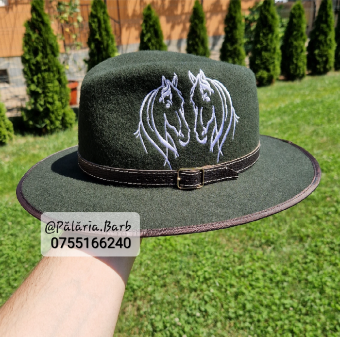 Pălărie verde cu 2 cai ALBI, cusuți [1]