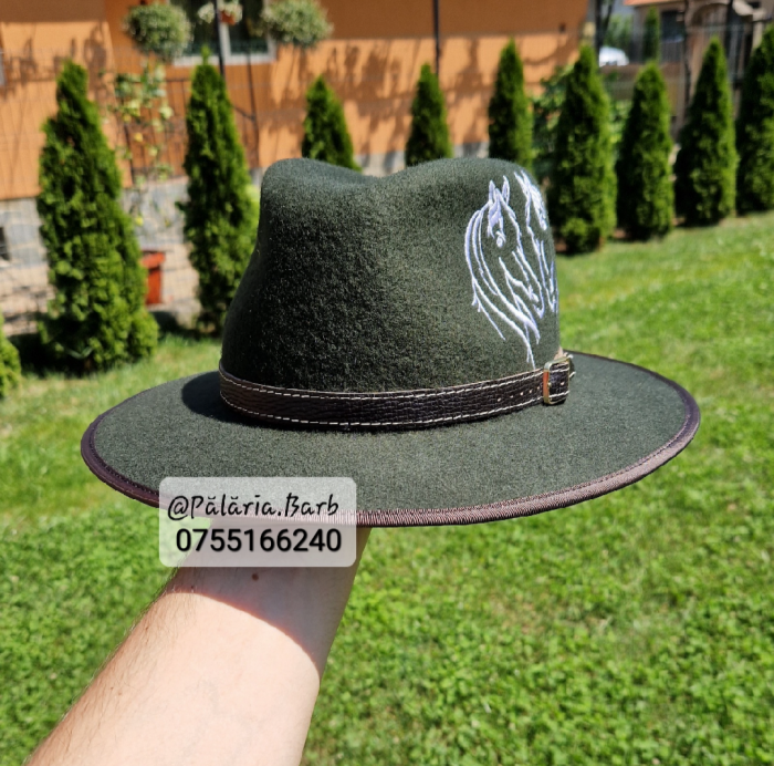 Pălărie verde cu 2 cai ALBI, cusuți [2]