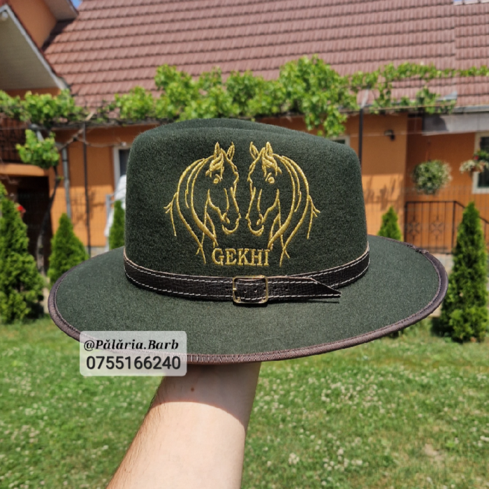 Pălărie verde cu 2 cai cusuți + Nume [1]