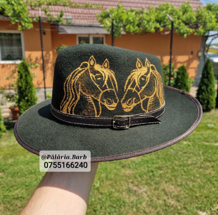 Pălărie verde cu 2 cai pictați [1]