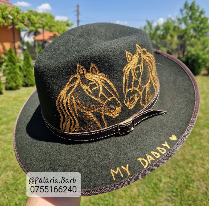 Pălărie verde cu 2 cai pictați + nume pe bor [3]