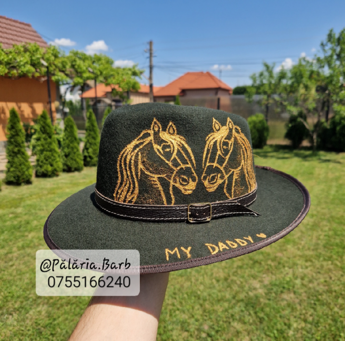 Pălărie verde cu 2 cai pictați + nume pe bor [1]