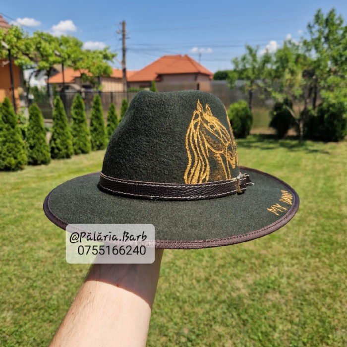 Pălărie verde cu 2 cai pictați + nume pe bor [2]