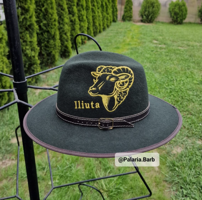 Pălărie verde cu berbec auriu cusut + nume [2]