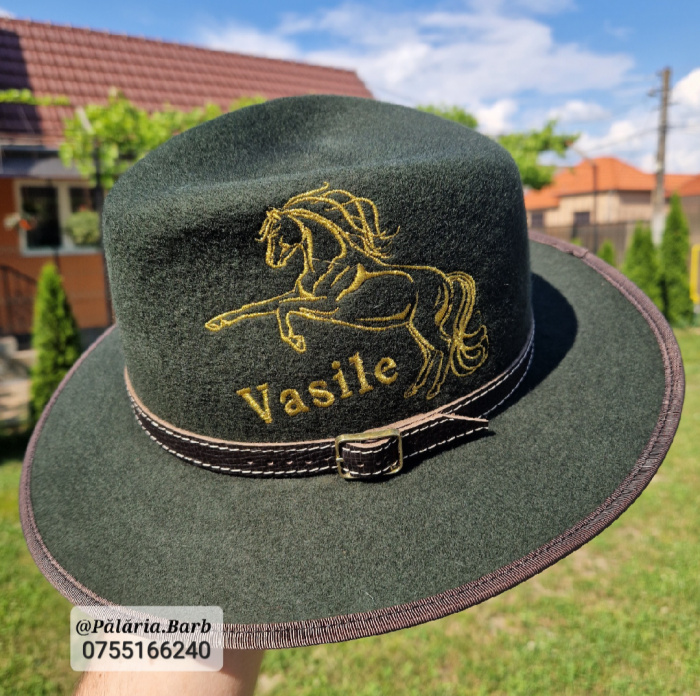 Pălărie verde cu cal in 2 picioare cusut + Nume [3]