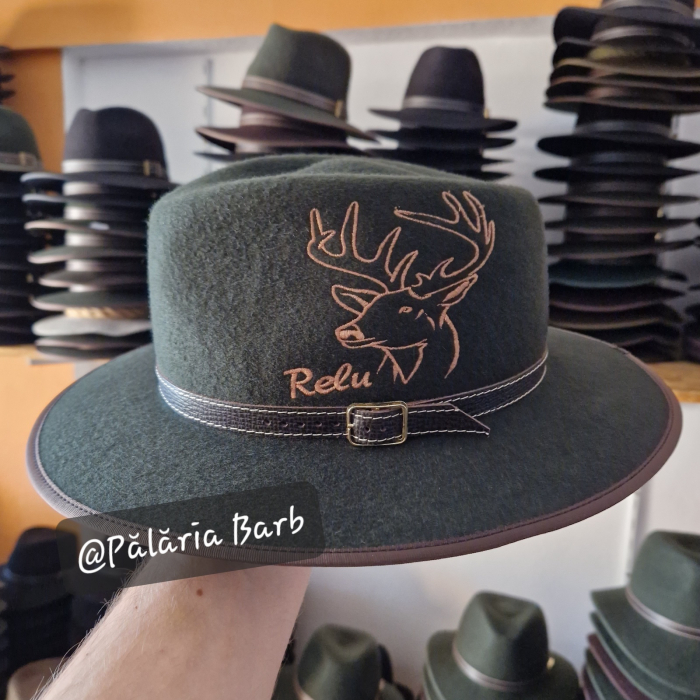 Pălărie verde cu cerb cusut [2]