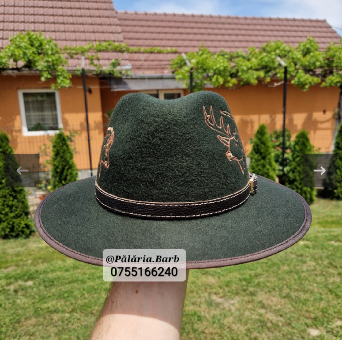 Pălărie verde cu cerb și mistreț cusuți [1]