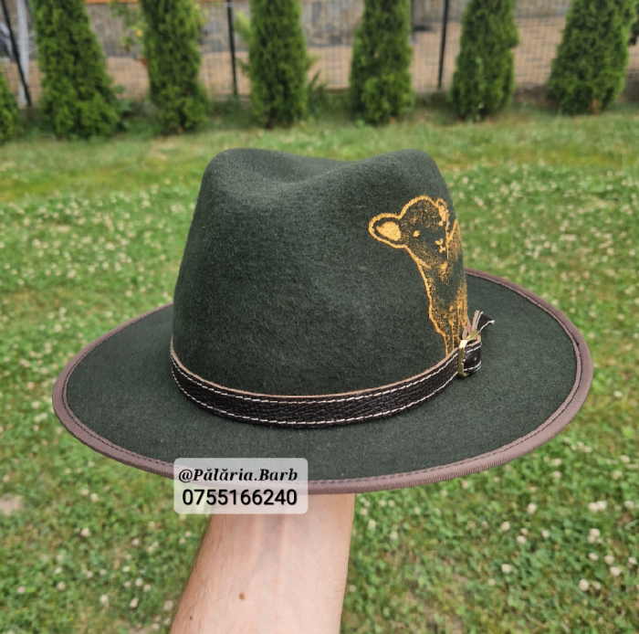 Pălărie verde cu miel pictat [2]