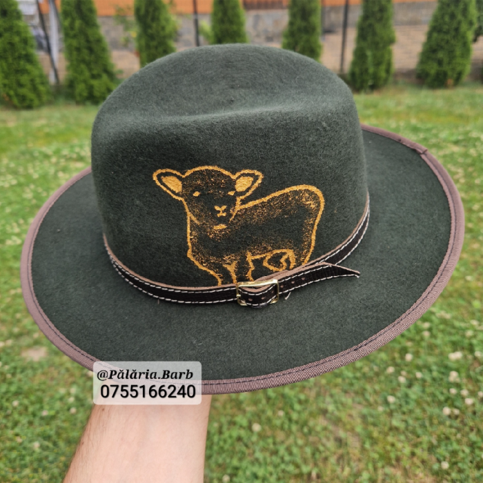 Pălărie verde cu miel pictat [3]