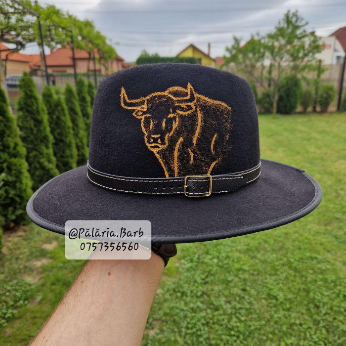Pălărie neagră cu taur pictat [1]