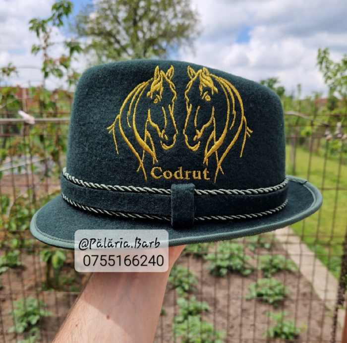 Pălărie verde "Modernă" cu 2 cai cusuți + Nume [1]