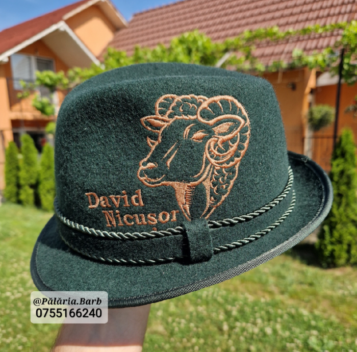 Pălărie verde "Modernă" cu un berbec cusut + Nume [3]