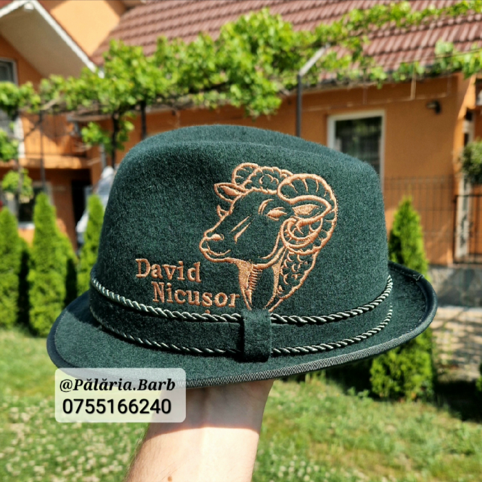 Pălărie verde "Modernă" cu un berbec cusut + Nume [1]