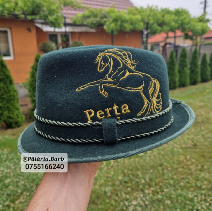 Pălărie verde "Modernă" cu un cal în 2 picioare + Nume [1]