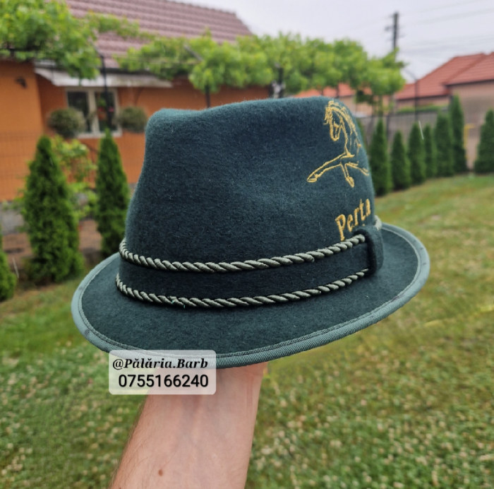 Pălărie verde "Modernă" cu un cal în 2 picioare + Nume [2]