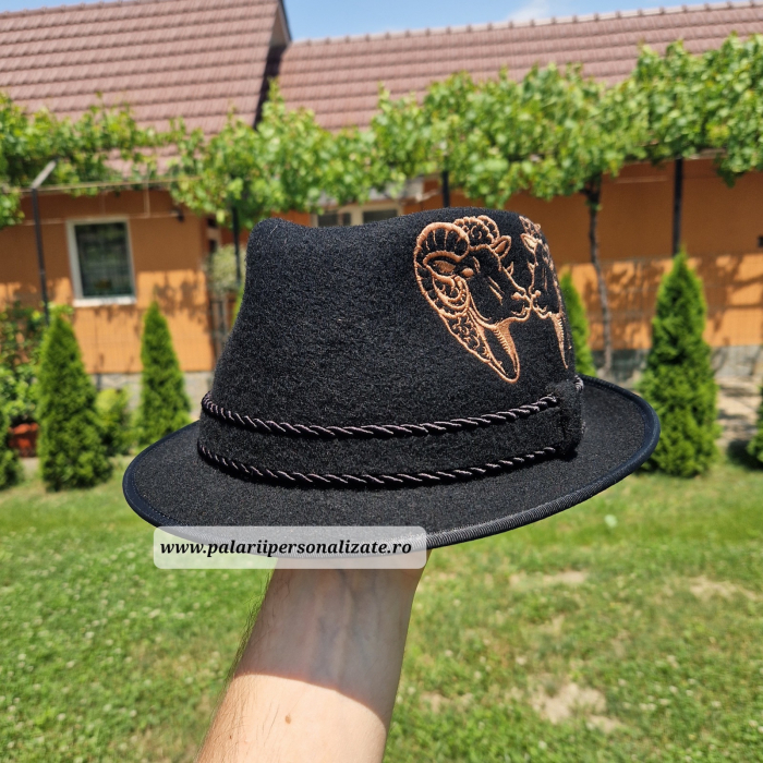 Pălărie neagră "Modernă" cu 2 berbeci cusuți [2]