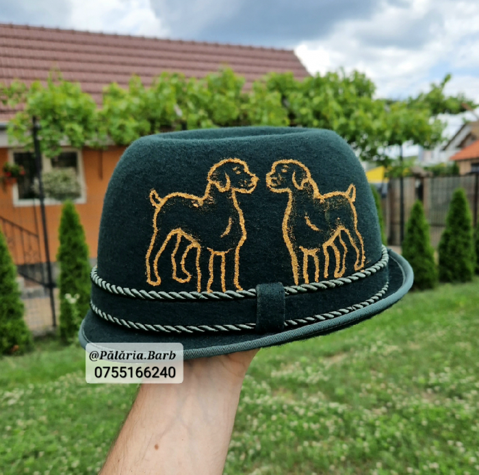 Pălărie verde "Oșenească" cu 2 câini pictați [1]