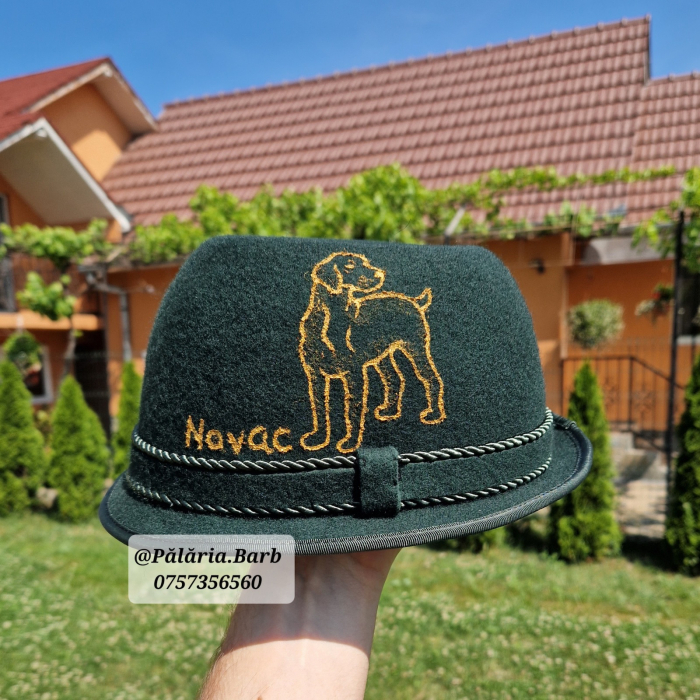 Pălărie verde "Oșenească" cu 2 câini pictați lateral + Nume [1]