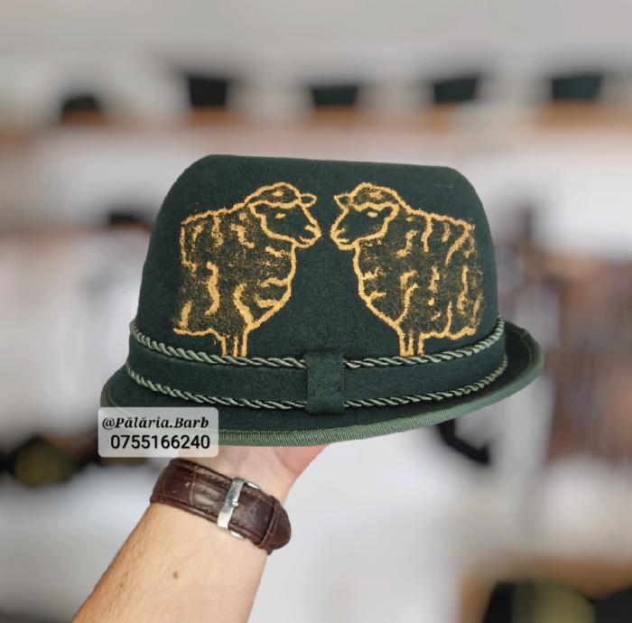 Pălărie verde "Oșenească" cu 2 oi pictate [1]