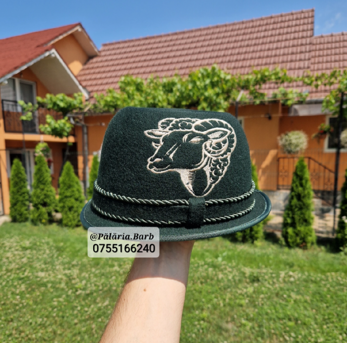 Pălărie verde "Oșenească" cu berbec cusut crem [1]