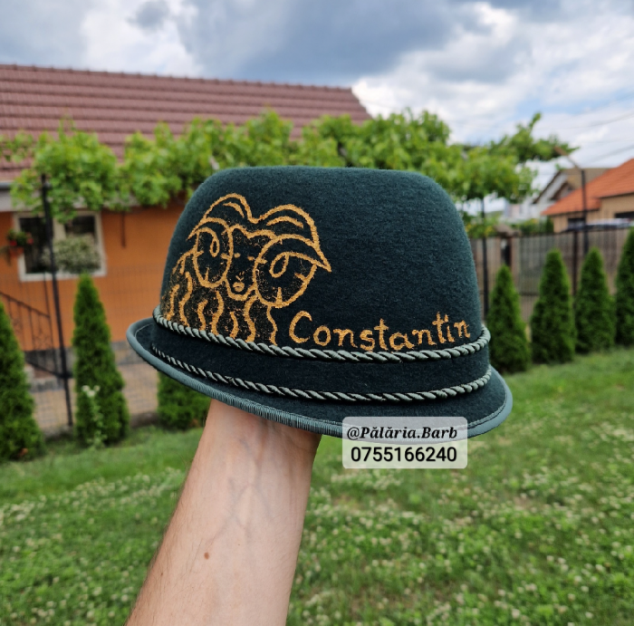 Pălărie verde "Oșenească" pictată cu 2 câini, berbec și nume [2]