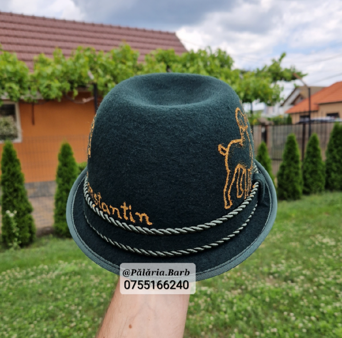 Pălărie verde "Oșenească" pictată cu 2 câini, berbec și nume [3]