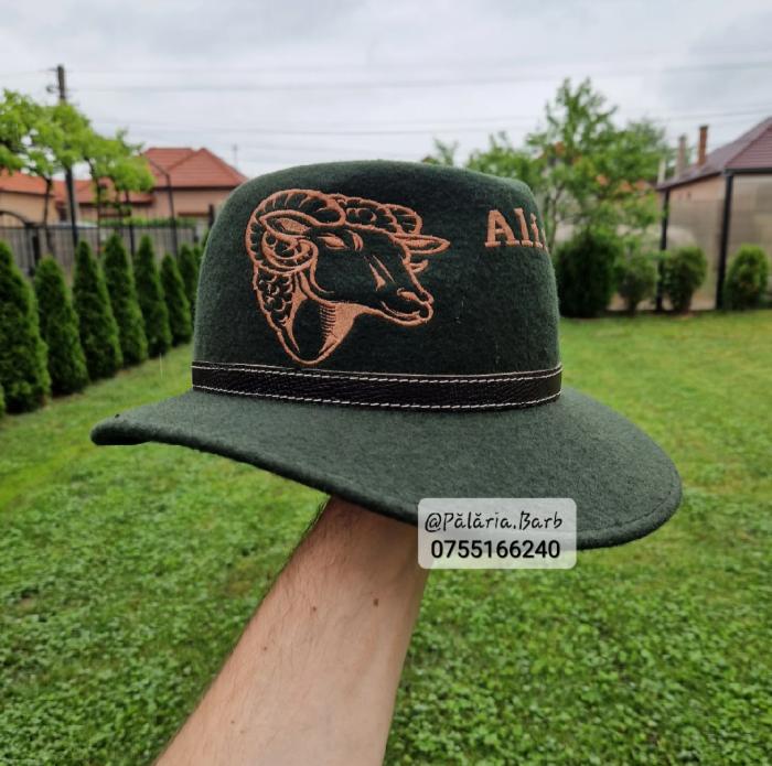 Pălărie verde "Parlamentară" cu 2 berbeci cusuți + nume [2]