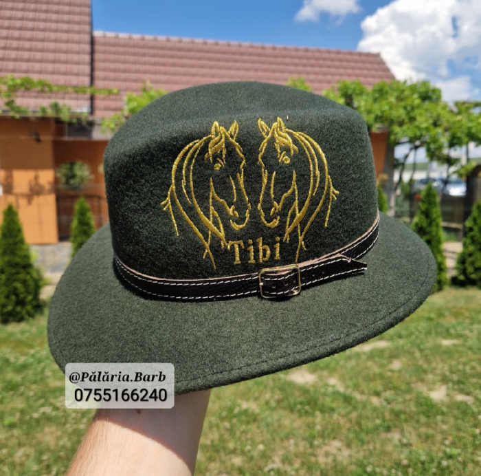 Pălărie verde "Parlamentară" cu 2 cai cusuți + nume [3]