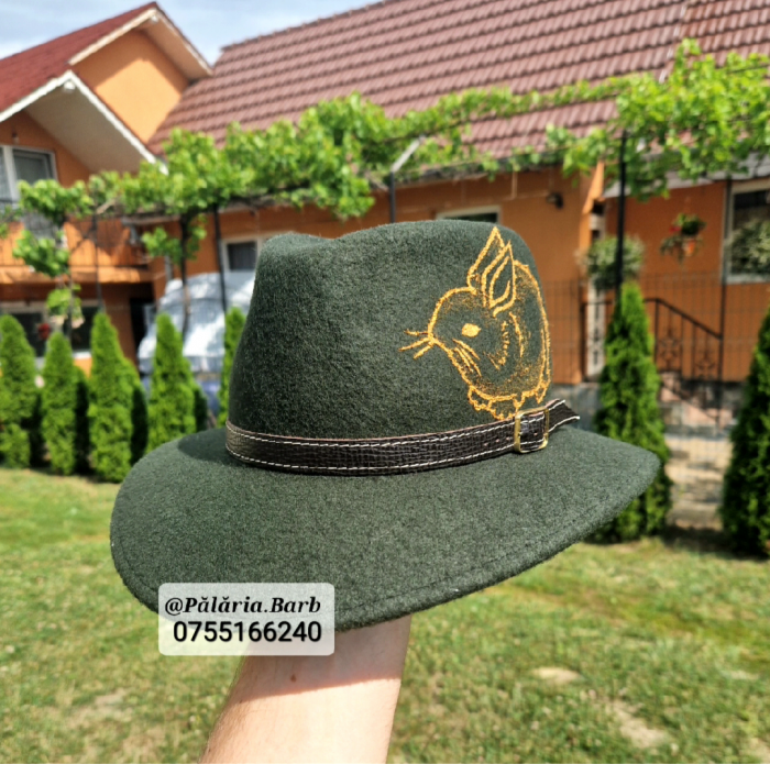 Pălărie verde "Parlamentară" cu iepure pictat [2]