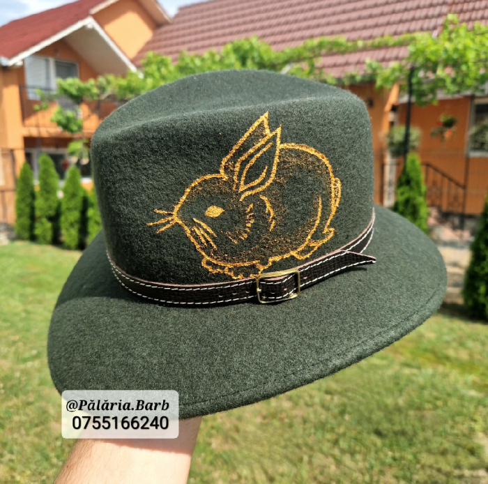 Pălărie verde "Parlamentară" cu iepure pictat [3]