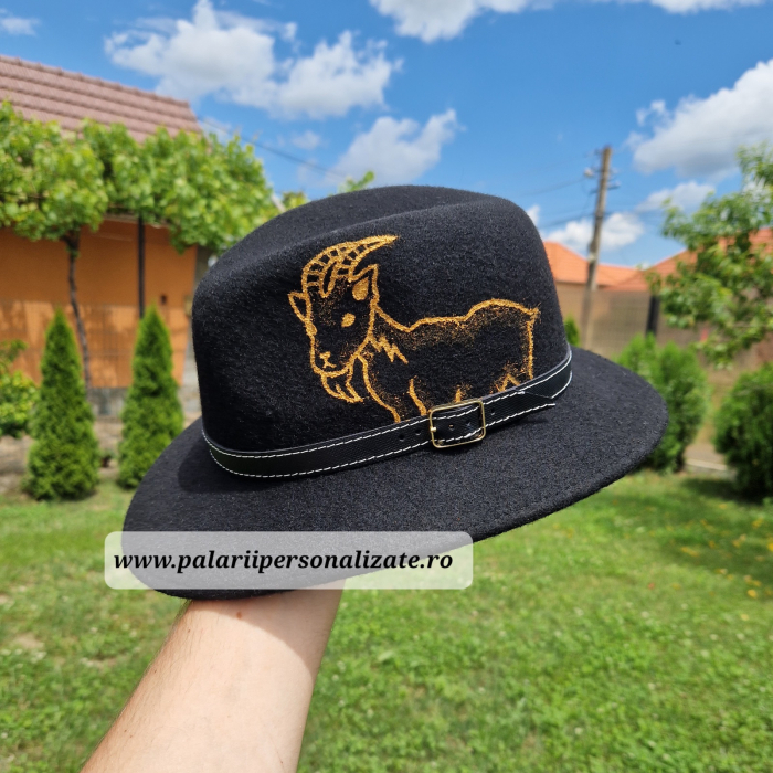 Pălărie neagră "Parlamentară" cu țap pictat + Nume [1]