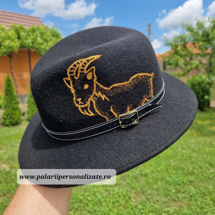 Pălărie neagră "Parlamentară" cu țap pictat + Nume [4]