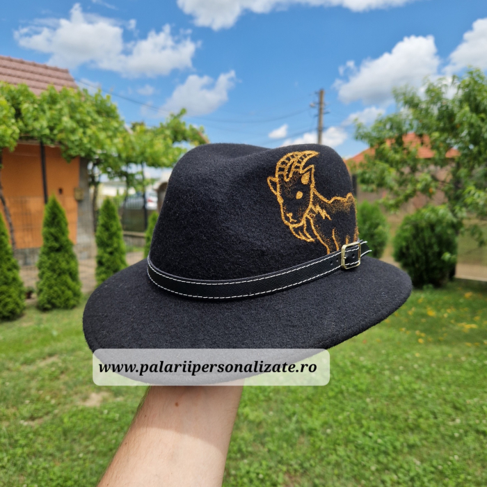Pălărie neagră "Parlamentară" cu țap pictat + Nume [2]