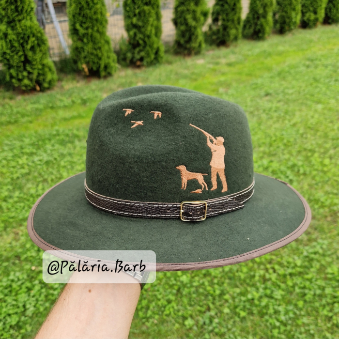 Pălărie verde cu temă de vânătoare [1]