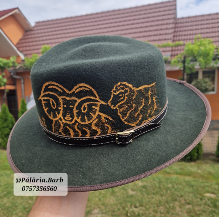 Pălărie verde pictată cu berbec și oaie + Nume [3]