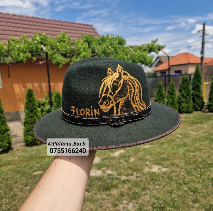 Pălărie verde pictată cu un cal, drujbă și nume [2]