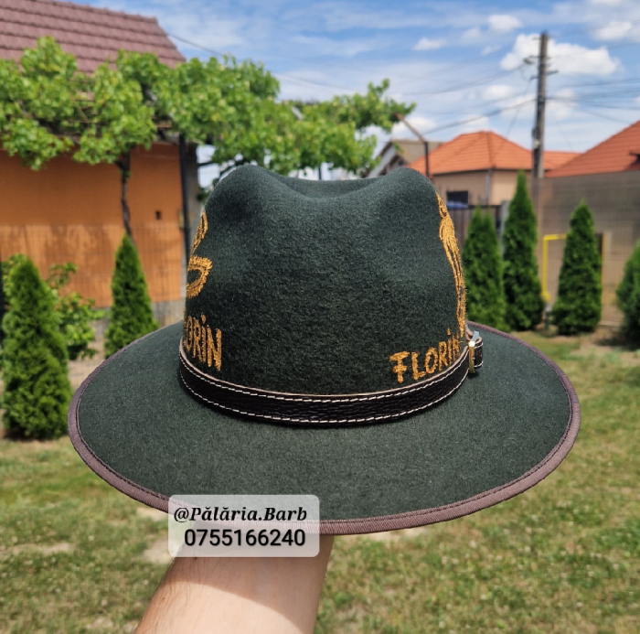 Pălărie verde pictată cu un cal, drujbă și nume [3]
