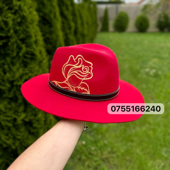 Pălărieroșie cu trandafir și doi cai [2]