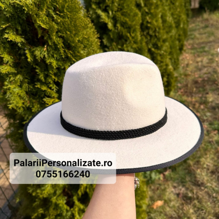 Pălărie albă pictată cu țap și oaie [2]