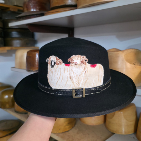 Pălării cu Berbeci - Pălărie cu borul pictată manual cu doi berbeci