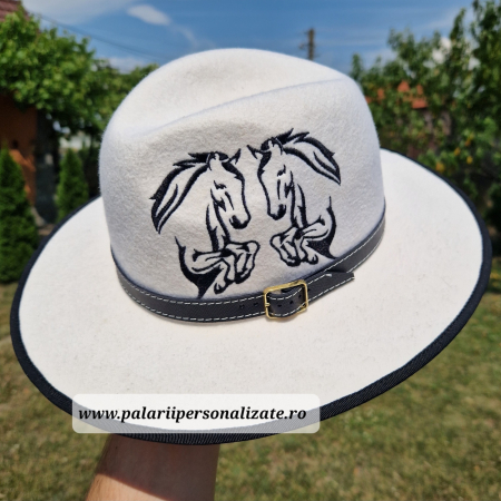 Pălărie albă cu 2 cai în 2 picioare cusuți cu ață neagră [2]