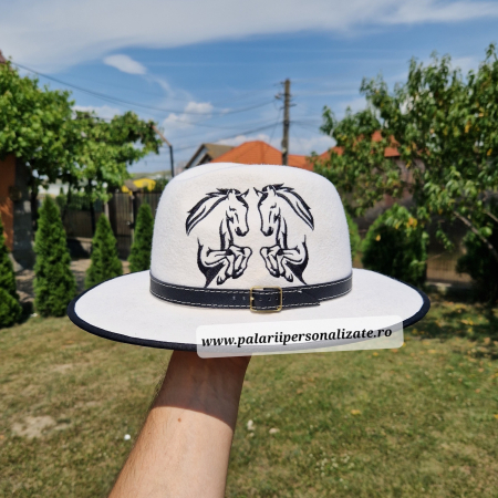 Pălării cu Cai - Pălărie albă cu 2 cai în 2 picioare cusuți cu ață neagră